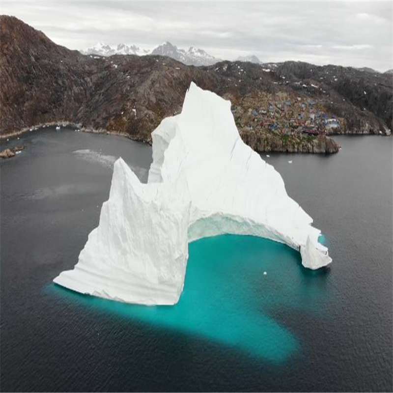 Un iceberg alto come il Big Ben sta minacciando un villaggio in Groenlandia